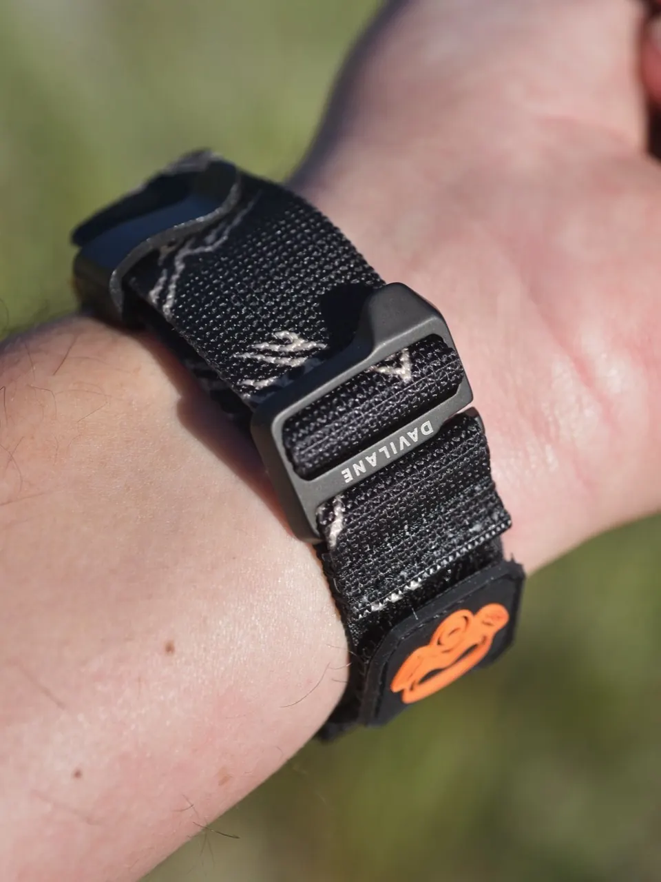 DAVILANE keeper and hook-and-loop strap close-up on GW-6900