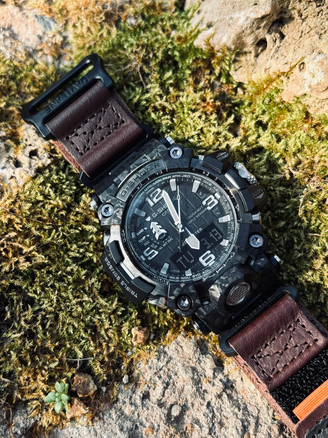 Brown DAVILANE leather hook-and-loop strap layout for GWG-2000